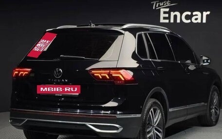 Volkswagen Tiguan II, 2023 год, 3 090 000 рублей, 2 фотография