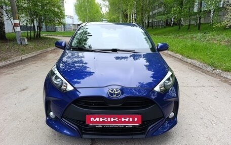 Toyota Yaris, 2022 год, 1 470 000 рублей, 2 фотография