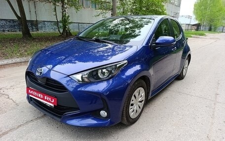 Toyota Yaris, 2022 год, 1 470 000 рублей, 3 фотография