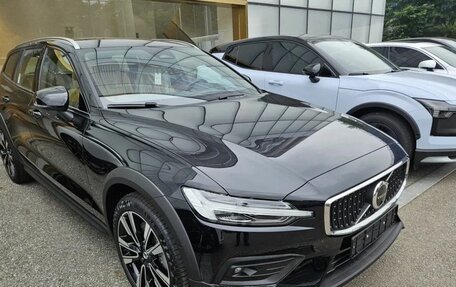 Volvo V60 Cross Country II, 2025 год, 8 000 000 рублей, 1 фотография