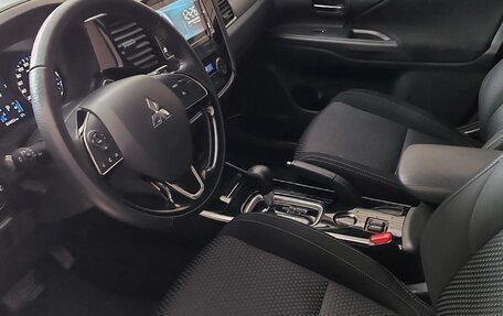 Mitsubishi Outlander III рестайлинг 3, 2018 год, 2 650 000 рублей, 8 фотография