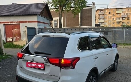 Mitsubishi Outlander III рестайлинг 3, 2016 год, 1 750 000 рублей, 3 фотография