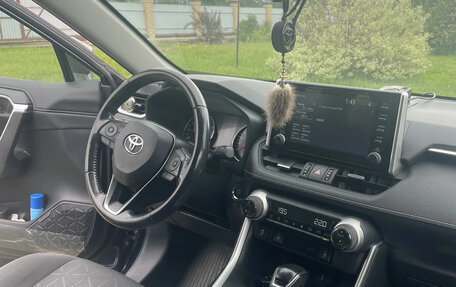 Toyota RAV4, 2020 год, 3 650 000 рублей, 5 фотография