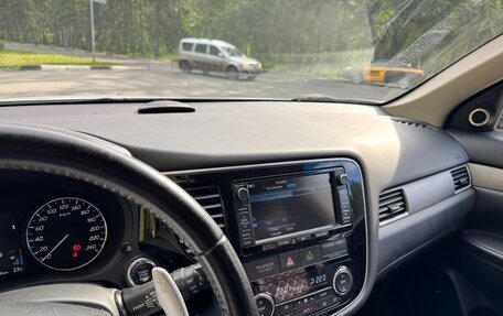 Mitsubishi Outlander III рестайлинг 3, 2013 год, 1 800 000 рублей, 9 фотография