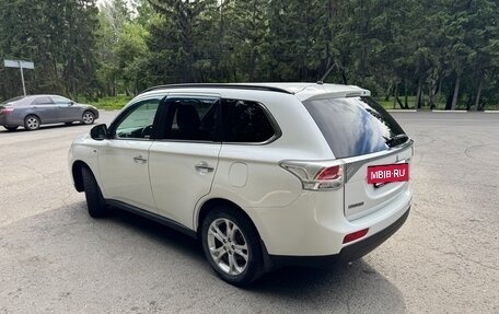 Mitsubishi Outlander III рестайлинг 3, 2013 год, 1 800 000 рублей, 4 фотография
