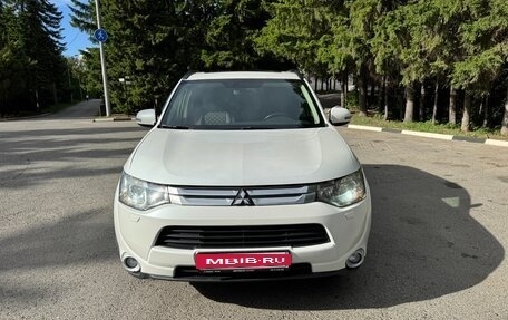 Mitsubishi Outlander III рестайлинг 3, 2013 год, 1 800 000 рублей, 6 фотография