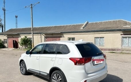 Mitsubishi Outlander III рестайлинг 3, 2020 год, 2 340 000 рублей, 2 фотография