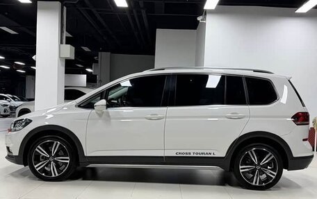 Volkswagen Touran III, 2023 год, 2 615 000 рублей, 5 фотография