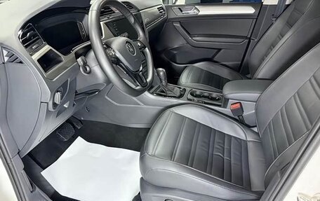 Volkswagen Touran III, 2023 год, 2 615 000 рублей, 10 фотография