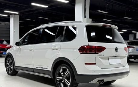 Volkswagen Touran III, 2023 год, 2 615 000 рублей, 9 фотография