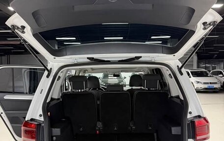 Volkswagen Touran III, 2023 год, 2 615 000 рублей, 23 фотография