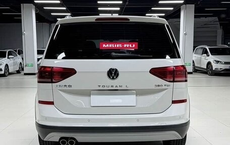 Volkswagen Touran III, 2023 год, 2 615 000 рублей, 8 фотография