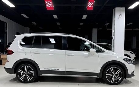 Volkswagen Touran III, 2023 год, 2 615 000 рублей, 6 фотография