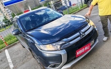 Mitsubishi Outlander III рестайлинг 3, 2016 год, 1 499 000 рублей, 3 фотография