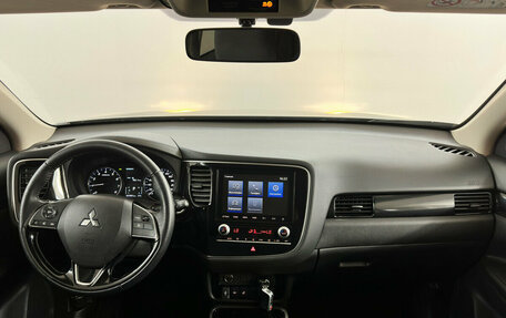 Mitsubishi Outlander III рестайлинг 3, 2021 год, 2 970 000 рублей, 5 фотография