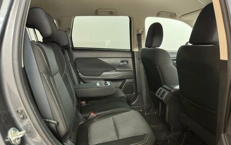 Mitsubishi Outlander III рестайлинг 3, 2021 год, 2 970 000 рублей, 11 фотография