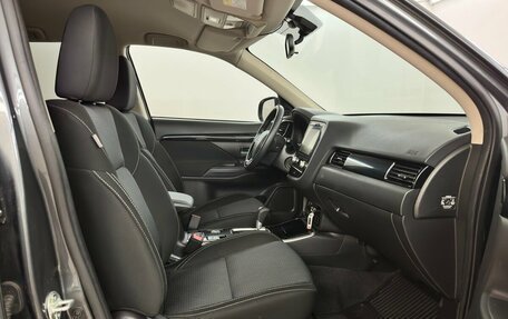 Mitsubishi Outlander III рестайлинг 3, 2021 год, 2 970 000 рублей, 10 фотография