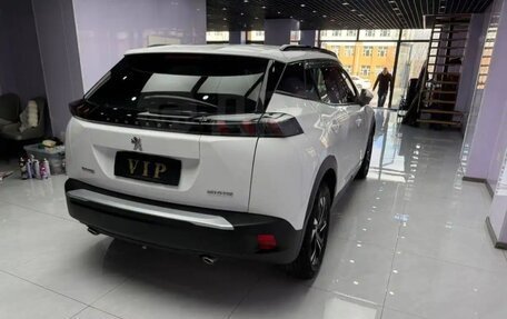 Peugeot 2008 II, 2022 год, 1 380 000 рублей, 4 фотография