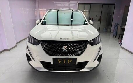 Peugeot 2008 II, 2022 год, 1 380 000 рублей, 2 фотография