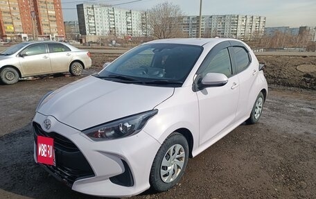 Toyota Yaris, 2021 год, 1 050 000 рублей, 3 фотография