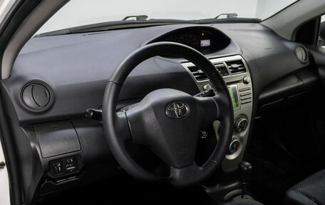 Toyota Yaris III рестайлинг, 2010 год, 850 000 рублей, 10 фотография