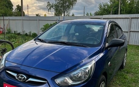 Hyundai Solaris II рестайлинг, 2011 год, 700 000 рублей, 2 фотография