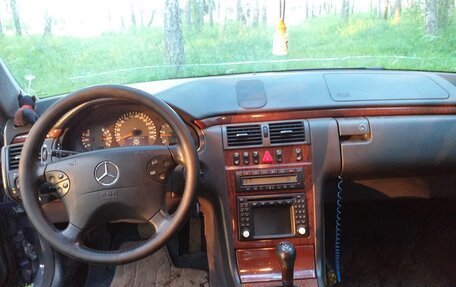 Mercedes-Benz E-Класс, 2000 год, 500 000 рублей, 3 фотография