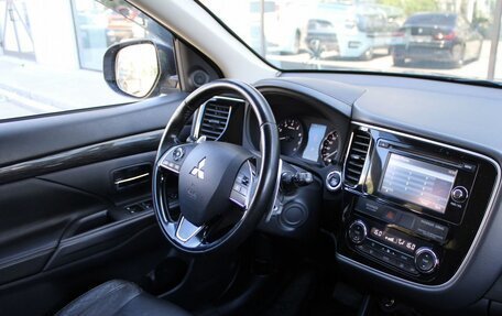 Mitsubishi Outlander III рестайлинг 3, 2015 год, 1 995 000 рублей, 10 фотография