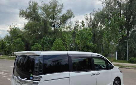 Toyota Voxy III, 2019 год, 2 800 000 рублей, 6 фотография