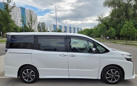 Toyota Voxy III, 2019 год, 2 800 000 рублей, 7 фотография