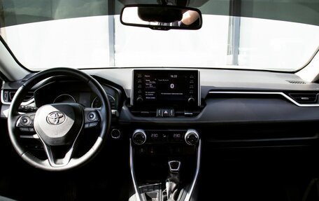 Toyota RAV4, 2020 год, 2 999 000 рублей, 3 фотография