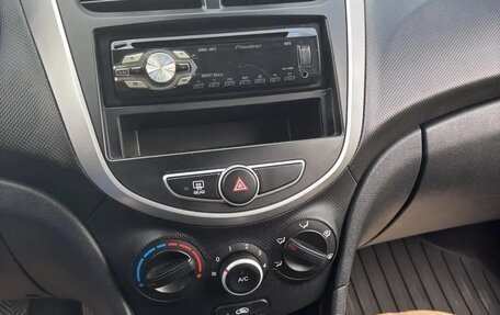 Hyundai Solaris II рестайлинг, 2012 год, 890 000 рублей, 12 фотография
