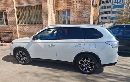 Mitsubishi Outlander III рестайлинг 3, 2014 год, 1 550 000 рублей, 2 фотография