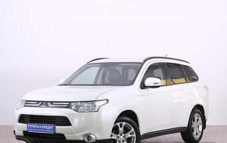 Mitsubishi Outlander III рестайлинг 3, 2013 год, 1 599 000 рублей, 4 фотография