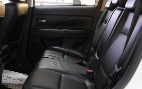 Mitsubishi Outlander III рестайлинг 3, 2013 год, 1 599 000 рублей, 19 фотография