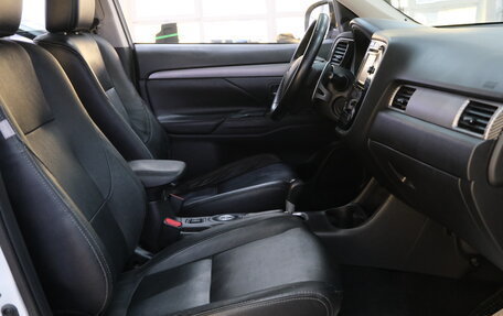 Mitsubishi Outlander III рестайлинг 3, 2013 год, 1 599 000 рублей, 18 фотография