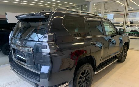 Toyota Land Cruiser Prado 150 рестайлинг 2, 2021 год, 7 400 500 рублей, 4 фотография