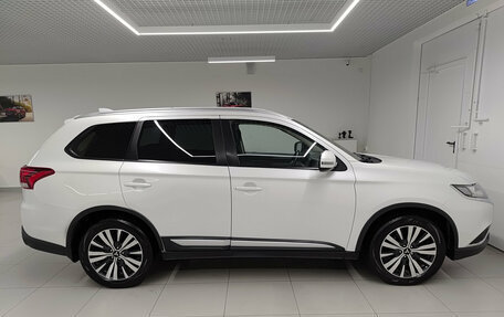 Mitsubishi Outlander III рестайлинг 3, 2019 год, 1 895 000 рублей, 5 фотография