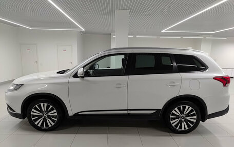Mitsubishi Outlander III рестайлинг 3, 2019 год, 1 895 000 рублей, 10 фотография