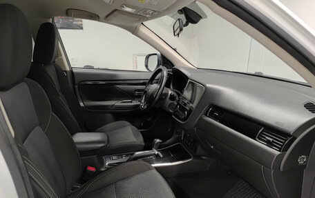 Mitsubishi Outlander III рестайлинг 3, 2019 год, 1 895 000 рублей, 13 фотография