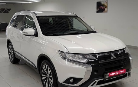 Mitsubishi Outlander III рестайлинг 3, 2019 год, 1 895 000 рублей, 3 фотография