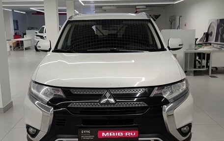 Mitsubishi Outlander III рестайлинг 3, 2019 год, 1 895 000 рублей, 2 фотография