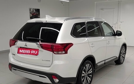 Mitsubishi Outlander III рестайлинг 3, 2019 год, 1 895 000 рублей, 6 фотография
