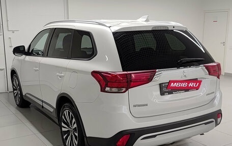 Mitsubishi Outlander III рестайлинг 3, 2019 год, 1 895 000 рублей, 8 фотография