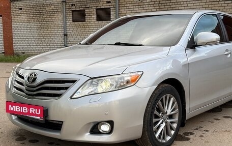Toyota Camry, 2011 год, 945 000 рублей, 2 фотография