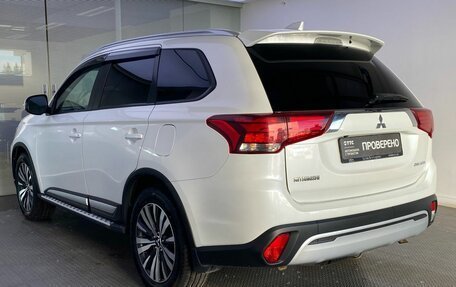 Mitsubishi Outlander III рестайлинг 3, 2020 год, 2 620 000 рублей, 8 фотография