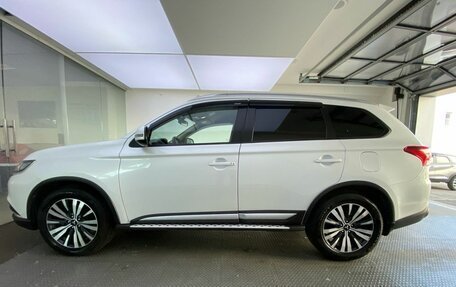 Mitsubishi Outlander III рестайлинг 3, 2020 год, 2 620 000 рублей, 10 фотография