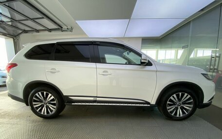 Mitsubishi Outlander III рестайлинг 3, 2020 год, 2 620 000 рублей, 5 фотография