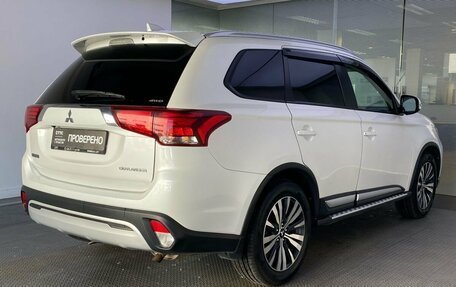 Mitsubishi Outlander III рестайлинг 3, 2020 год, 2 620 000 рублей, 6 фотография