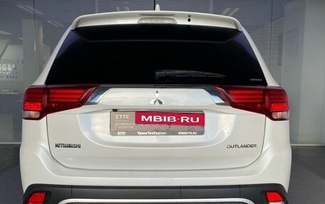Mitsubishi Outlander III рестайлинг 3, 2020 год, 2 620 000 рублей, 7 фотография
